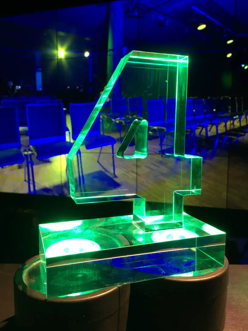 Gläserne Vier im Raum