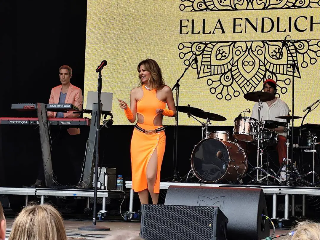 ELLA-ENDLICH-begeistert-in-Gotha-beim-Th-ringentag