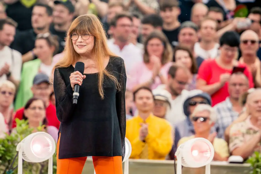 KATJA-EBSTEIN-Diskussion-um-ihren-Vollplayback-Auftritt-im-Fernsehgarten