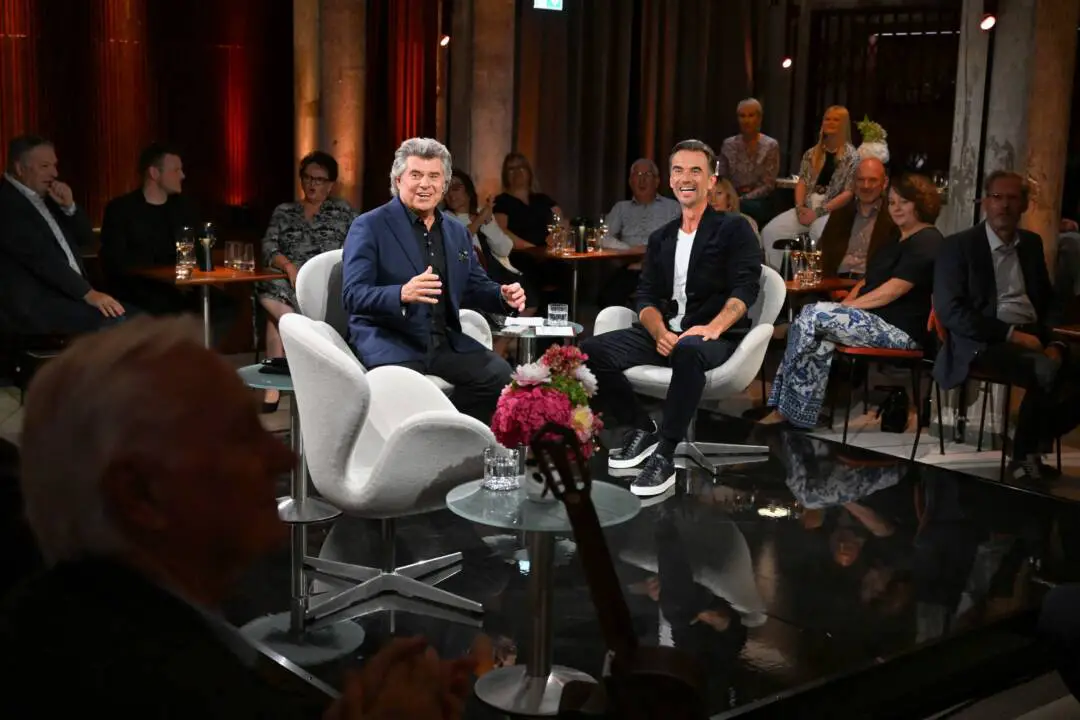 Glückwunsch, Andy! - Florian Silbereisen feiert Andy Borg - Eine besondere Hommage bekommt Andy Borg anlässlich seines 65. Geburtstages. In einer großen Geburtstagsshow blickt er gemeinsam mit Florian Silbereisen auf fast 45 Jahre Schlagerkarriere zurück - von Andys Entdeckung, seinen ersten TV-Auftritten in Österreich bis hin zu Erfolgsformaten wie Schlager-Parade der Volksmusik, Musikantenstadl und Schlager-Spaß mit Andy Borg. Neben persönlichen Geschichten und unvergesslichen Momenten erwarten das Publikum auch besondere Gäste: Monique aus der Schweiz, Ramon Roselly und Andys langjähriger Freund Semino Rossi. Exklusive, teils noch nie gezeigte Ausschnitte aus Andys Karriere machen den Abend zu einem emotionalen Erlebnis. - Im Bild: Andy Borg, Florian Silbereisen. Foto: ORF/SWR/Kerstin Joensson. Veröffentlichung honorarfrei nur für redaktionelle Berichterstattung in Sendungszusammenhang und mit Copyrightangabe. Kontakt: foto@orf.at