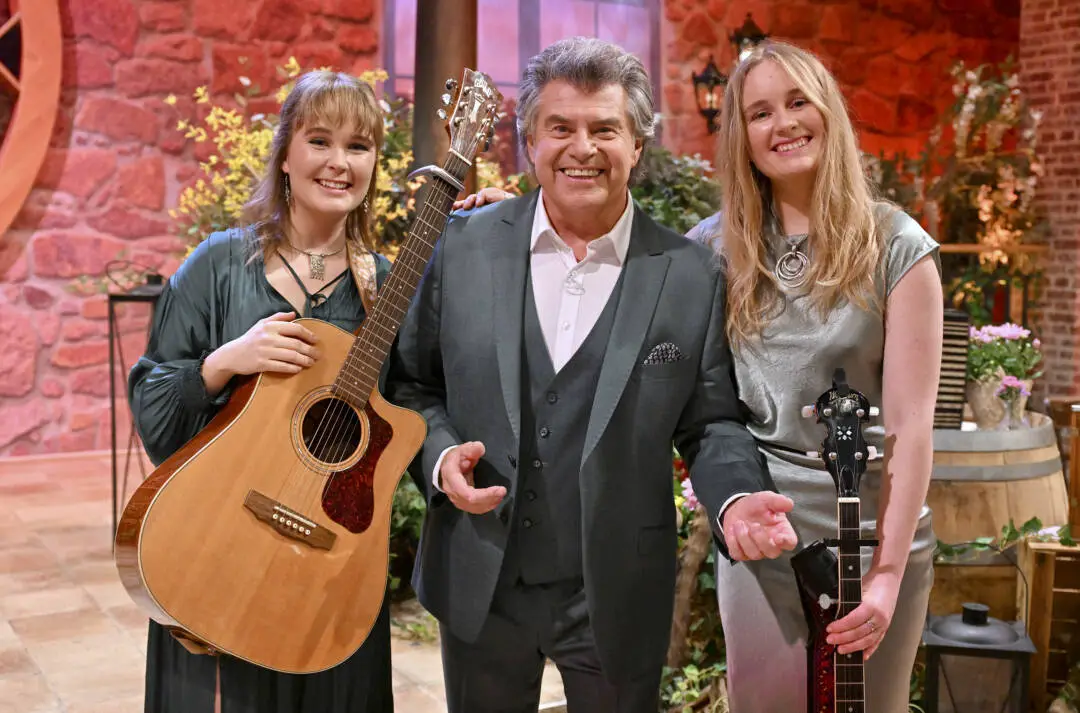 SWR SCHLAGER-SPASS MIT ANDY BORG, "Folge 80", am Samstag (17.01.26) um 20:15 Uhr im SWR.
The Woodgies gemeinsam mit Andy Borg.
© SWR/Kerstin Joensson, honorarfrei - Verwendung gemäß der AGB im engen inhaltlichen, redaktionellen Zusammenhang mit genannter SWR-Sendung bei Nennung "Bild: SWR/Kerstin Joensson" (S2+). SWR Presse/Bildkommunikation, Baden-Baden, Tel: 07221/929-26868, foto@swr.de
