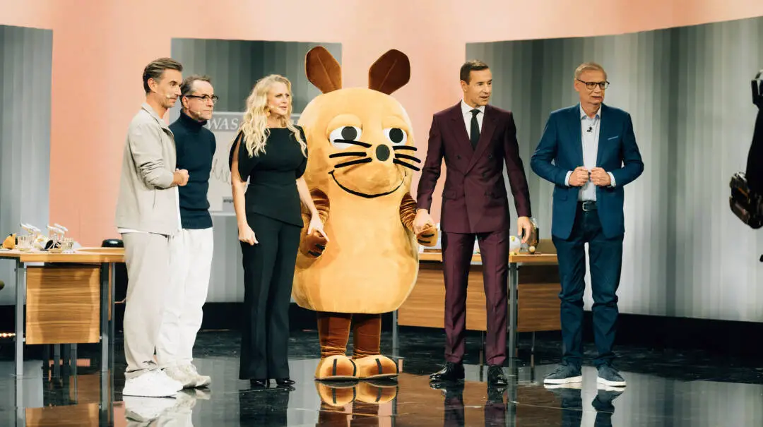 ARD/NDR  2025 - DAS QUIZ, "Der Jahresrückblick zum Mitraten und Mitspielen", am Samstag (27.12.25) um 20:15 Uhr im ERSTEN.
Florian Silbereisen, Jan Josef Liefers, Barbara Schöneberger, die Maus, Kai Pflaume, Günther Jauch (v.l.)
© NDR/Marc Bremer, honorarfrei - Verwendung gemäß der AGB im engen inhaltlichen, redaktionellen Zusammenhang mit genannter NDR-Sendung und bei Nennung "Bild: NDR/Marc Bremer" (S2). NDR Presse und Information/Fotoredaktion, Tel: 040/4156-2333 oder -2305, pressefoto@ndr.de