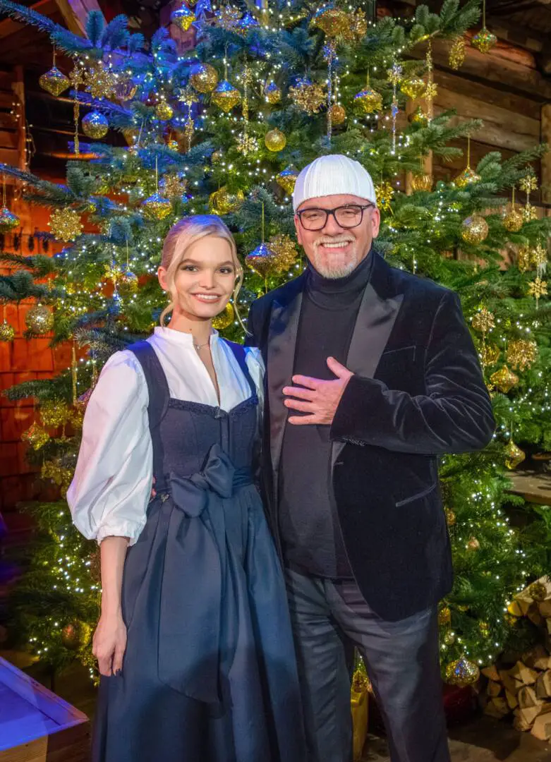 Zauberhafte Weihnacht im Land der "Stillen Nacht" - Vorweihnachtliche Klänge und festliche Stimmung vor traumhafter Bergkulisse - inmitten der winterlichen Landschaft des Salzburger Landes wird der Ort Flachau erneut zum Schauplatz für einen musikalisch-besinnlichen TV-Abend: DJ Ötzi lädt heuer erstmals gemeinsam mit Tochter Lisa-Marie Friedle und zahlreichen Publikumslieblingen wie Andrea Berg, Hansi Hinterseer, Melissa Naschenweng, Jürgen und Joelina Drews, Johnny Logan, Sigrid & Marina und vielen anderen in den Flachauer Gutshof ein. Das Lied "Stille Nacht, heilige Nacht" gilt als Inbegriff des Weihnachtsbrauchtums weltweit und spielt eine große Rolle in dieser schon traditionellen Weihnachtssendung. Außerdem erzählen die Gäste der Sendung von ihren ganz persönlichen Weihnachtsgeschichten und -ritualen. - Im Bild: Lisa-Marie Friedle, DJ Ötzi. Foto: ORF/IP Media/Peter Kivograd. Veröffentlichung honorarfrei nur für redaktionelle Berichterstattung in Sendungszusammenhang und mit Copyrightangabe. Kontakt: foto@orf.at