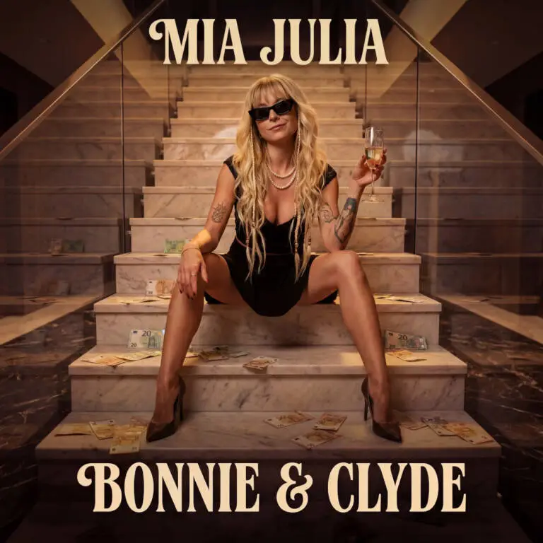 Mia Julia