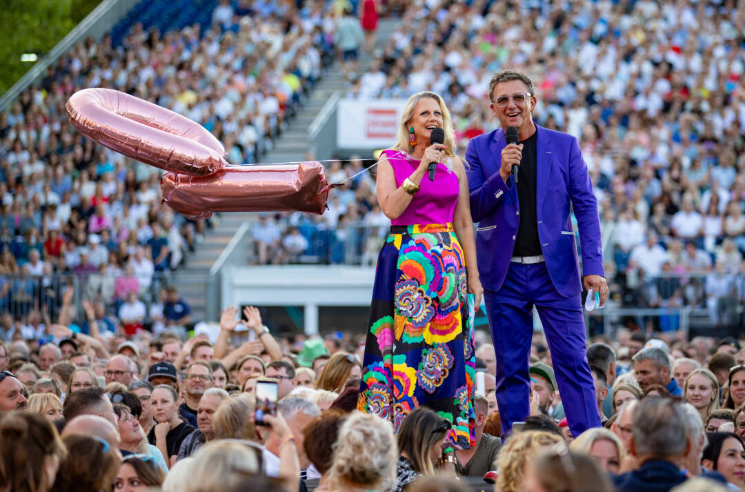MDR FERNSEHEN STARNACHT AM WÖRTHERSEE, "Open-Air-Show", am Samstag (11.07.26) um 20:15 Uhr.
Das Moderationsteam Barbara Schöneberger und Hans Sigl
© MDR/ORF/Peter Krivograd, honorarfrei - Verwendung gemäß der AGB im engen inhaltlichen, redaktionellen Zusammenhang mit genannter MDR-Sendung bei Nennung "Bild: MDR/ORF/Peter Krivograd" (S2+). MDR/HA Kommunikation, 04360 Leipzig, Tel: (0341) 300 6477 oder - 6463